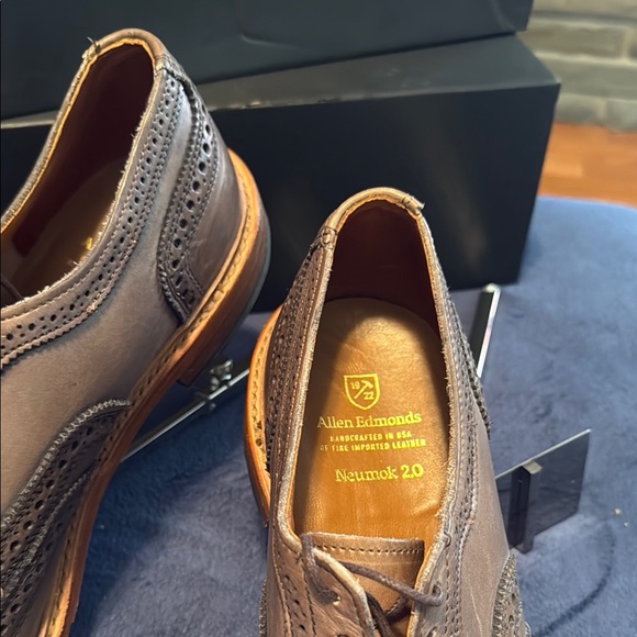 Allen Edmonds Men's Neumok 2.0 Brown Brogue Shoes - Picture 2 of 4